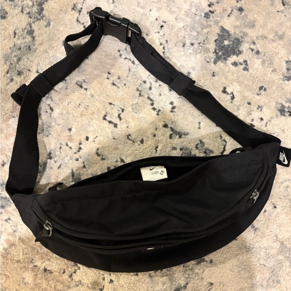 Nike Air Heritage Belt Bag in Black - Picture 2 of 4